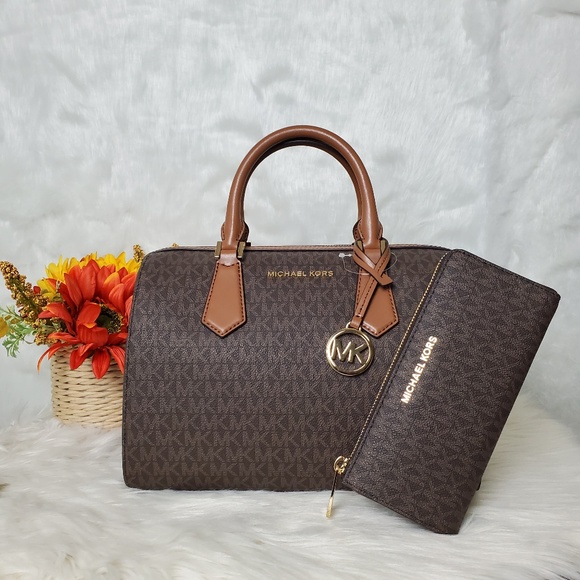 Michael Kors Handbags - 🔥SALE🔥 Michael Kors Hayes Duffle and Wallet Set